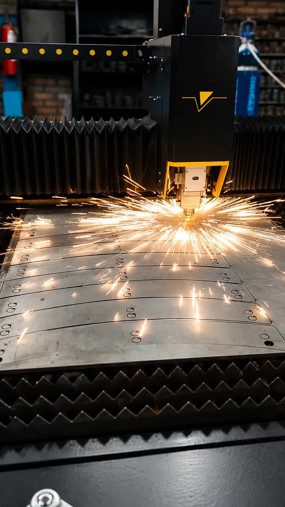 Máquina de corte láser MAESPEC cortando piezas en una chapa metálica, con chispas